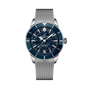 Quadrante blu con motivo tropicale e datario a finestrella del Breitling Superocean Heritage B31 Automatic 40 Kelly Slater AB31101A1C1A1.